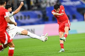 愿无大碍！博主：陈晋一防守时与叶鸿辉相撞受伤，下场时一瘸一拐