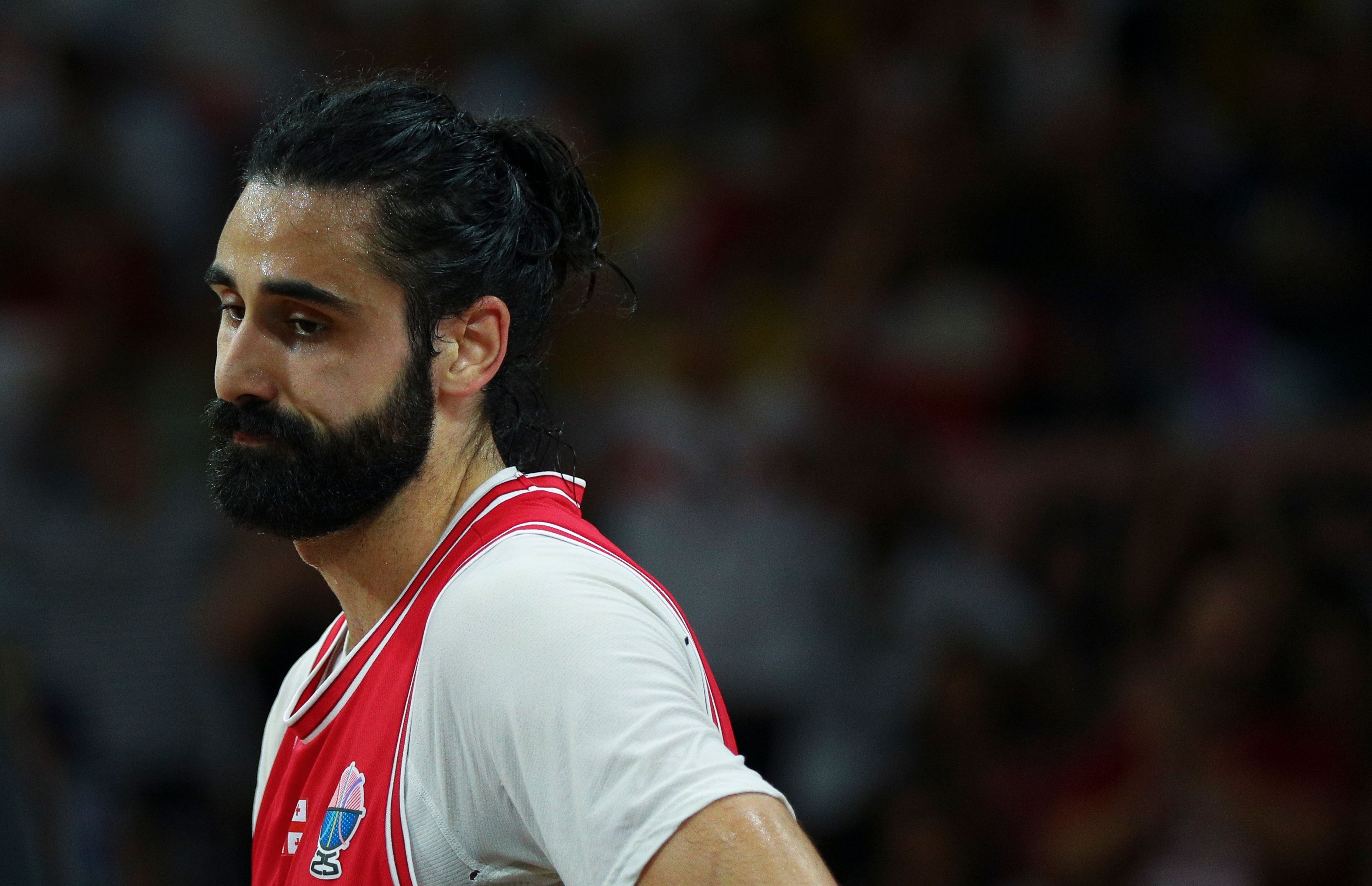 开云体育-争议判罚接连出现：比塔泽与申格利亚均因违体犯规遭驱逐离场