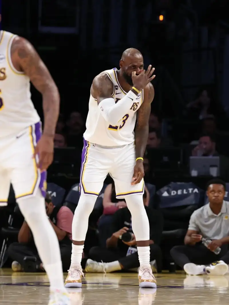 开云体育app-詹姆斯Ins：我就是一个课间在运动场玩耍的孩子，你好黑子们